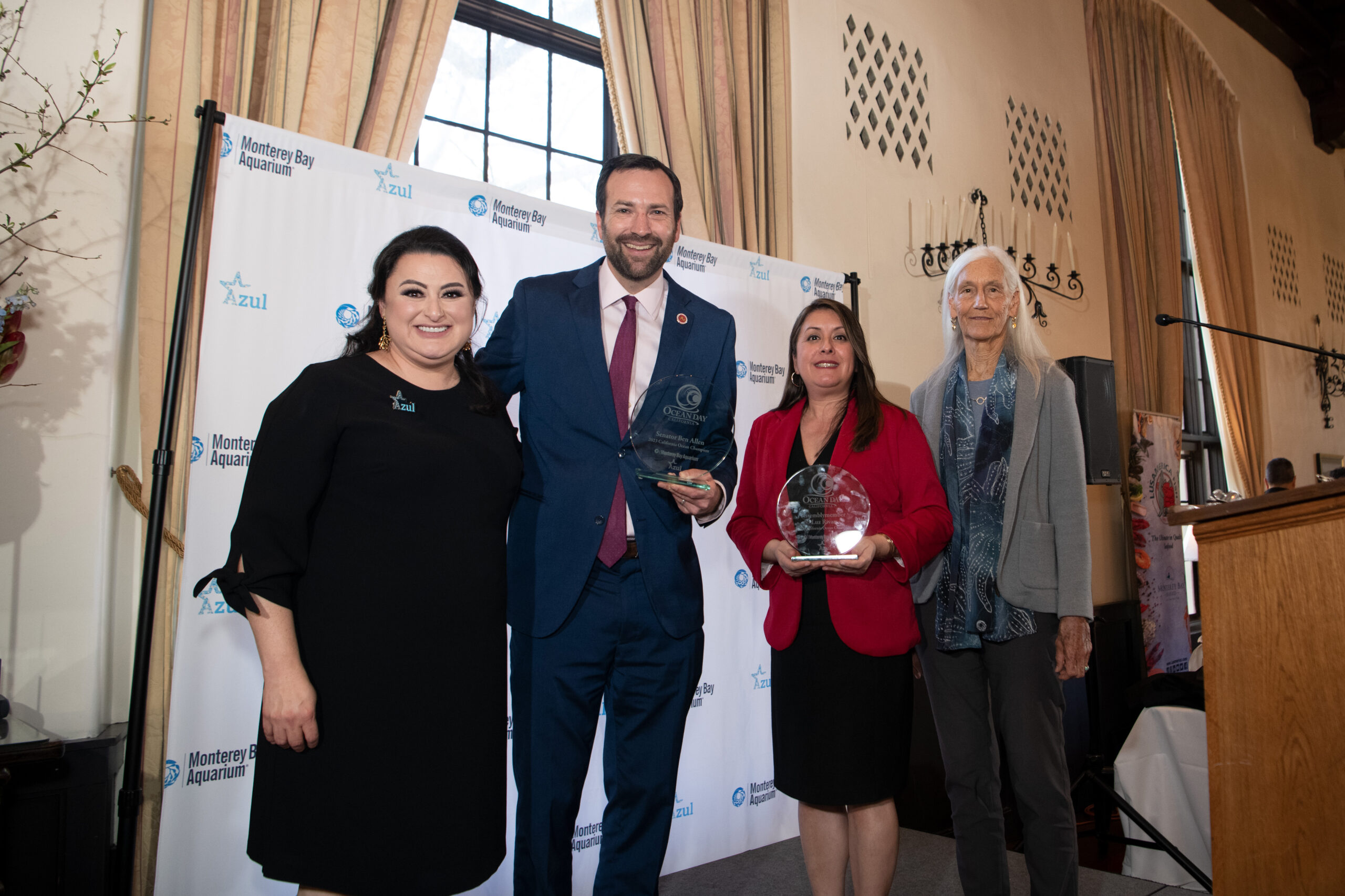 La asambleísta Luz Rivas y el senador Ben Allen reciben el reconocimiento California Ocean Champions